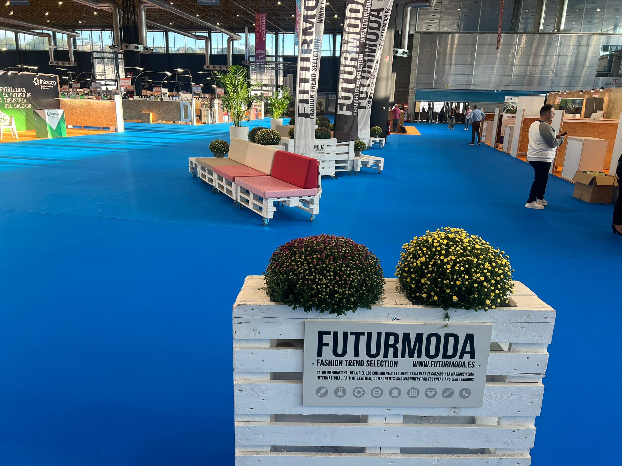 Instalaciones de moquetas en eventos con diseños personalizados en Madrid